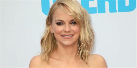 Anna Faris Is Strong AF Posing Nude For A Super Bowl Ad In IG。